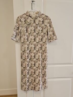 NWOT Floral Print Mandarin Collar Dress in Beige and Green